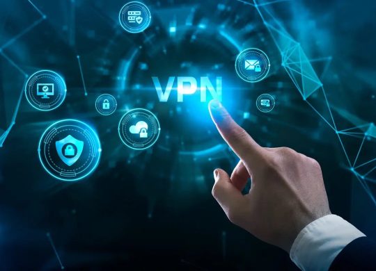 شخصی در حال انتخاب VPN